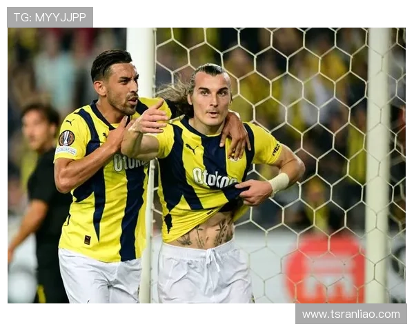 最近备受瞩目的足球明星们及其在赛场上的精彩表现与影响力分析